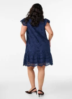 Kleid aus Broderie Anglaise mit Rüschenärmeln