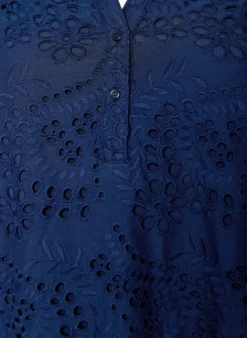 Kleid aus Broderie Anglaise mit Rüschenärmeln