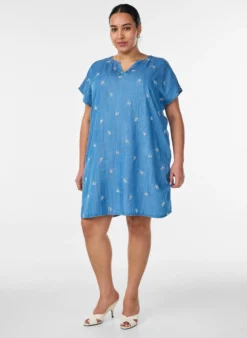 Kleid aus Lyocell mit Denim-Look und bestickten Blumen