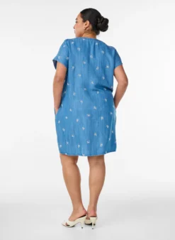 Kleid aus Lyocell mit Denim-Look und bestickten Blumen
