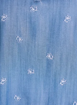 Kleid aus Lyocell mit Denim-Look und bestickten Blumen