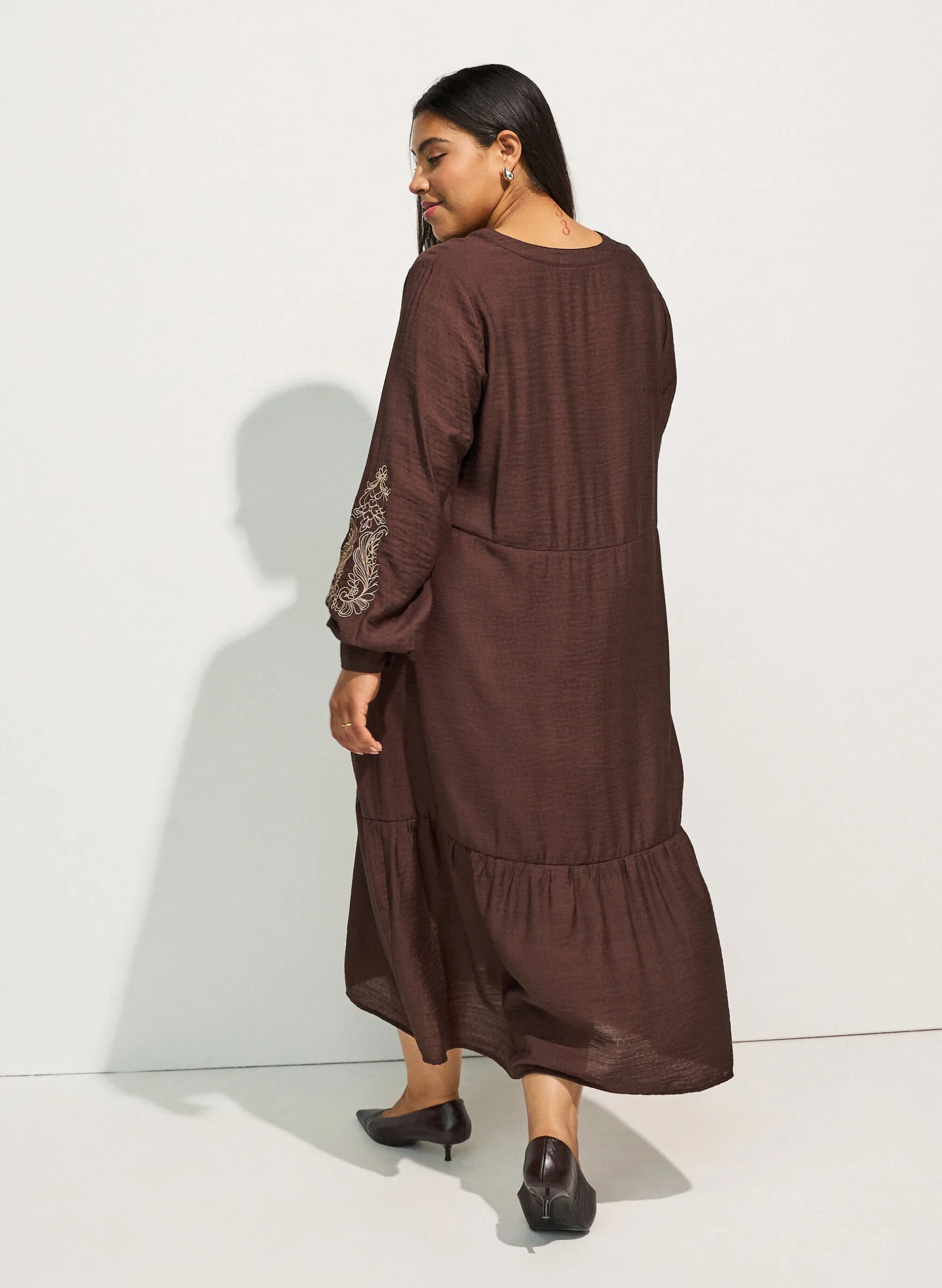 Kleid aus Viskose mit Stickerei und Stufenvolants