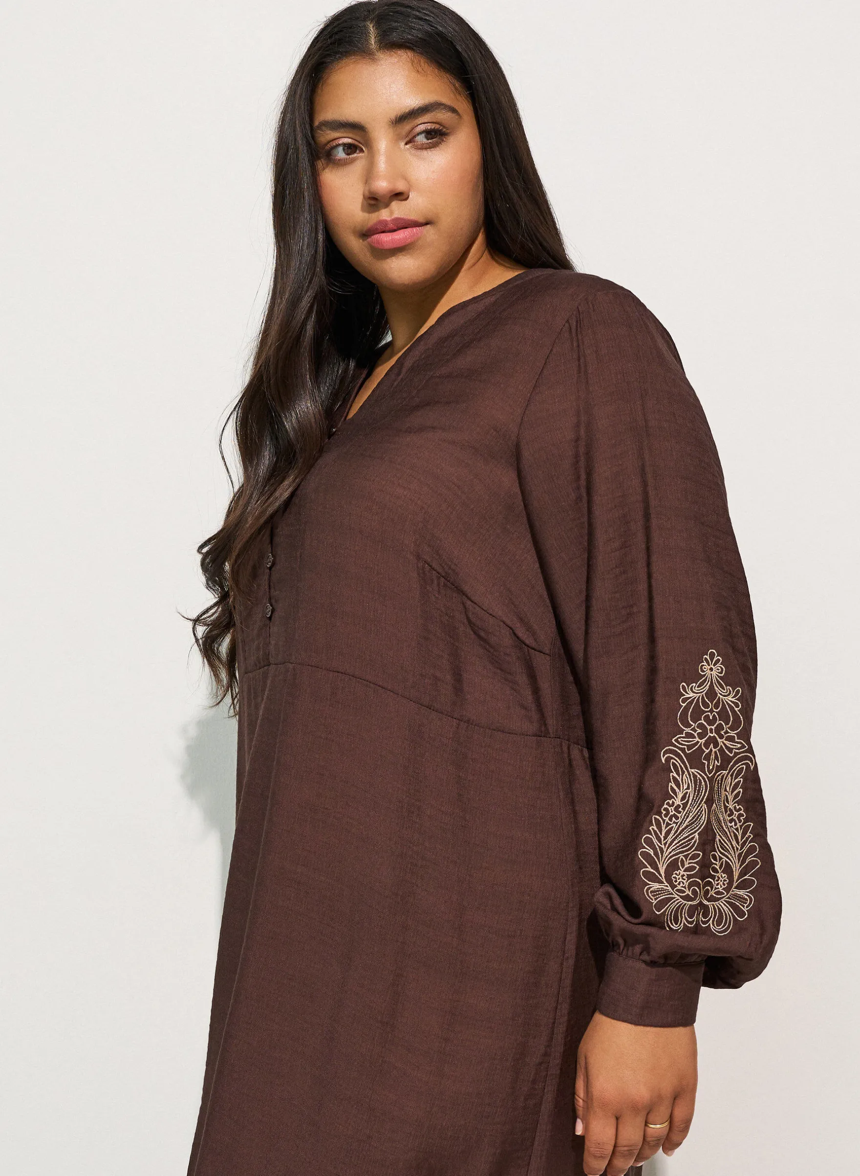 Kleid aus Viskose mit Stickerei und Stufenvolants