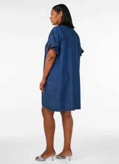 Kleid in Denim-Optik mit Knopfleiste und Rüschenärmeln