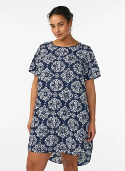 Kleid mit Aufdruck und kurzen Ärmeln