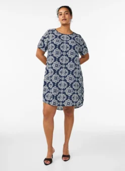 Kleid mit Aufdruck und kurzen Ärmeln