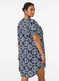 Kleid mit Aufdruck und kurzen Ärmeln