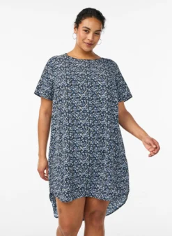 Kleid mit Aufdruck und kurzen Ärmeln