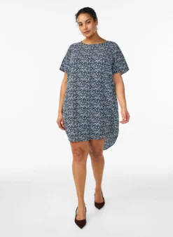 Kleid mit Aufdruck und kurzen Ärmeln