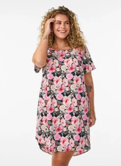 Kleid mit Aufdruck und kurzen Ärmeln
