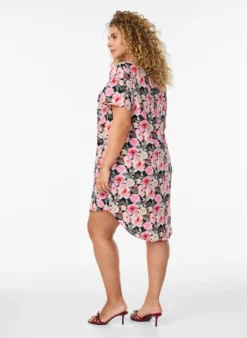 Kleid mit Aufdruck und kurzen Ärmeln