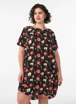 Kleid mit Aufdruck und kurzen Ärmeln