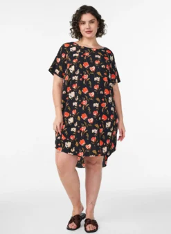 Kleid mit Aufdruck und kurzen Ärmeln