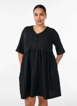 Kleid mit gerippter Textur und Empire-Linie