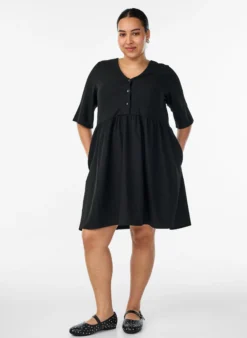 Kleid mit gerippter Textur und Empire-Linie