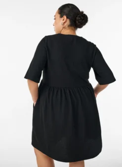 Kleid mit gerippter Textur und Empire-Linie