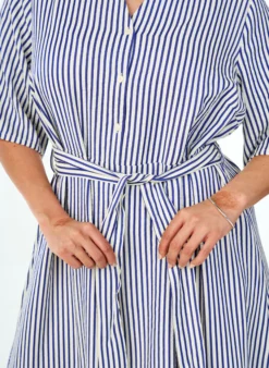 Knöchellanges Hemdblusenkleid mit Bindegürtel und Streifen