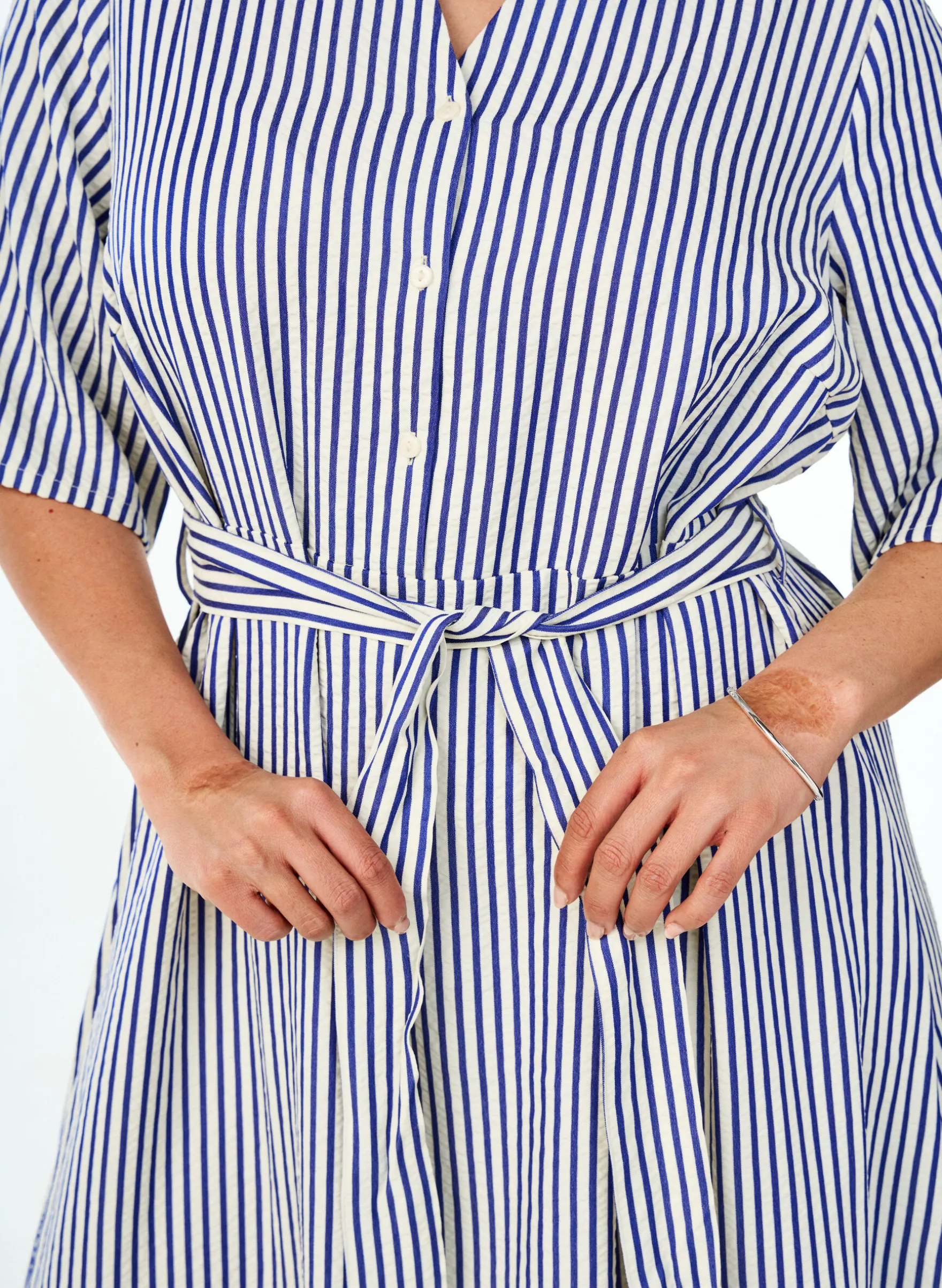 Knöchellanges Hemdblusenkleid mit Bindegürtel und Streifen