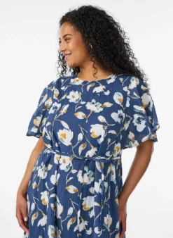 Knöchellanges Kleid mit Flügelärmeln und Bindegürtel