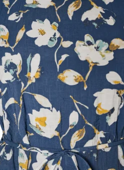 Knöchellanges Kleid mit Flügelärmeln und Bindegürtel