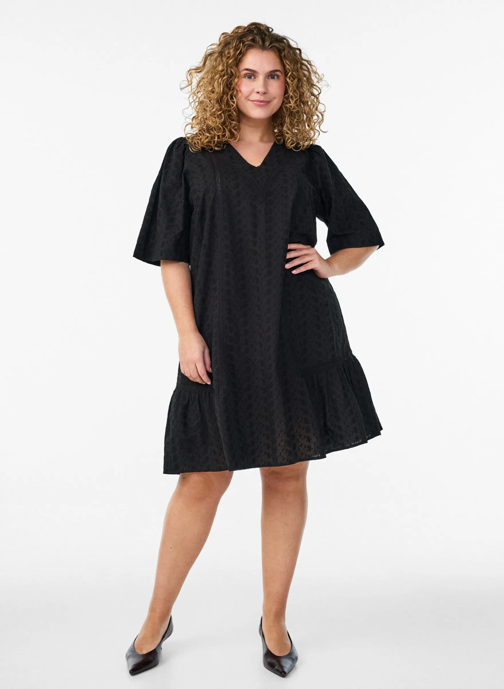 Knielanges Kleid aus Baumwolle mit Stickerei und V-Ausschnitt