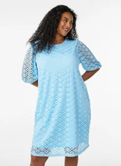 Knielanges Kleid mit Lochmuster und kurzen Ärmeln