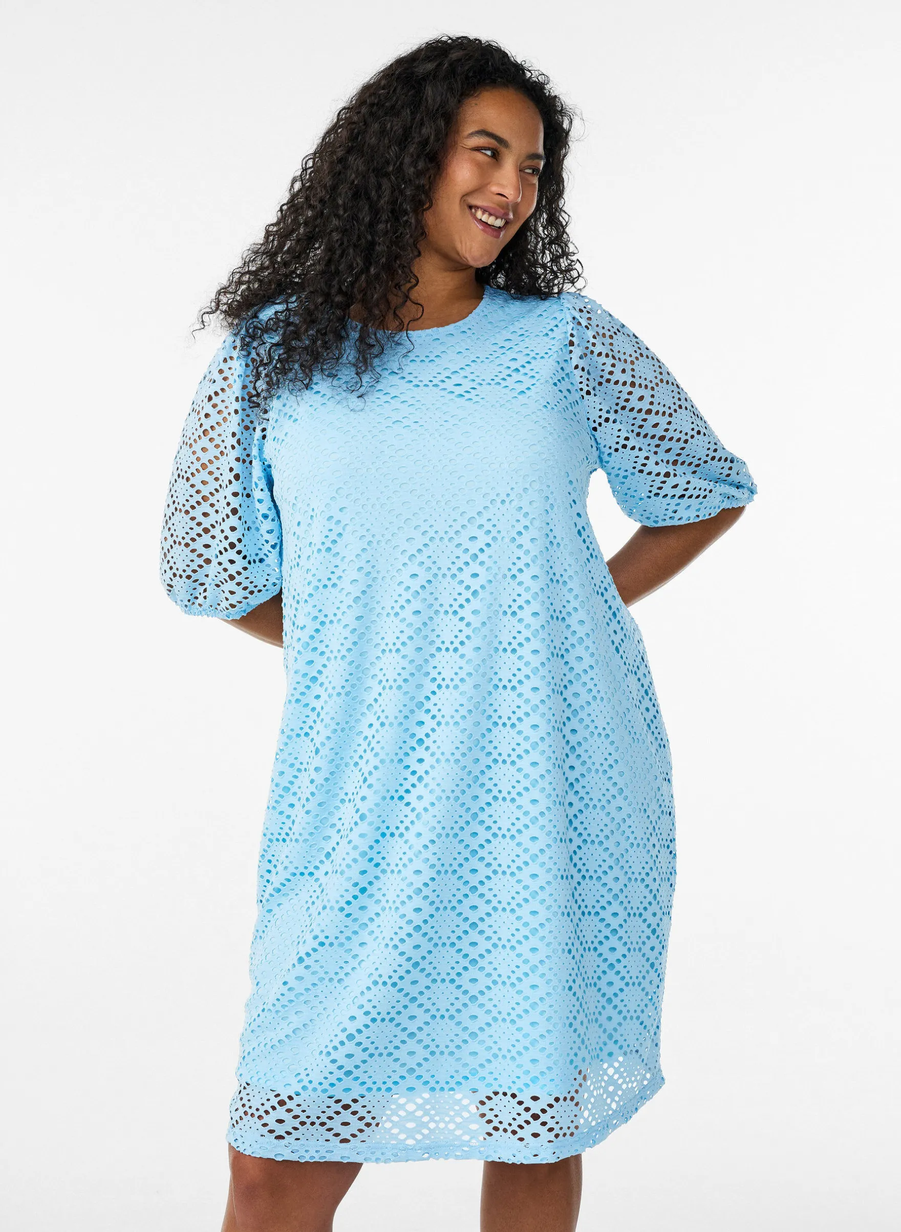 Knielanges Kleid mit Lochmuster und kurzen Ärmeln