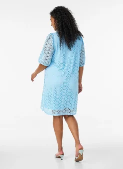 Knielanges Kleid mit Lochmuster und kurzen Ärmeln