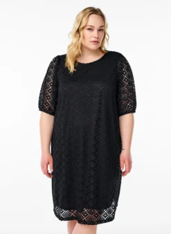 Knielanges Kleid mit Lochmuster und kurzen Ärmeln
