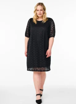 Knielanges Kleid mit Lochmuster und kurzen Ärmeln