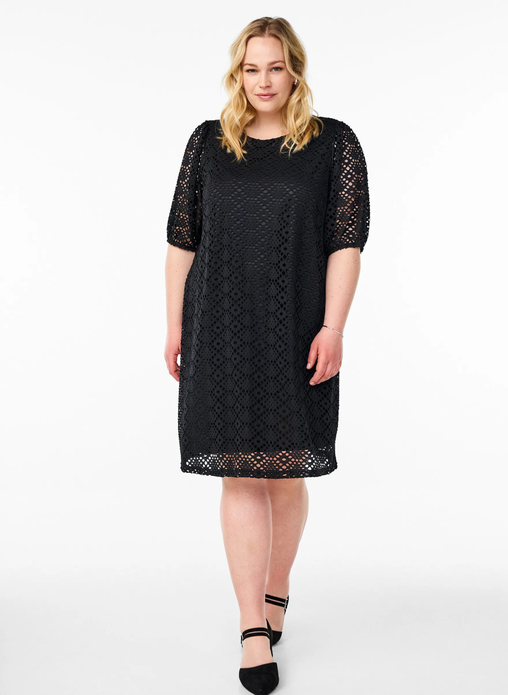 Knielanges Kleid mit Lochmuster und kurzen Ärmeln