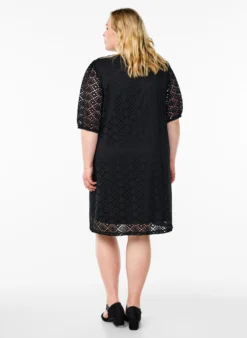 Knielanges Kleid mit Lochmuster und kurzen Ärmeln
