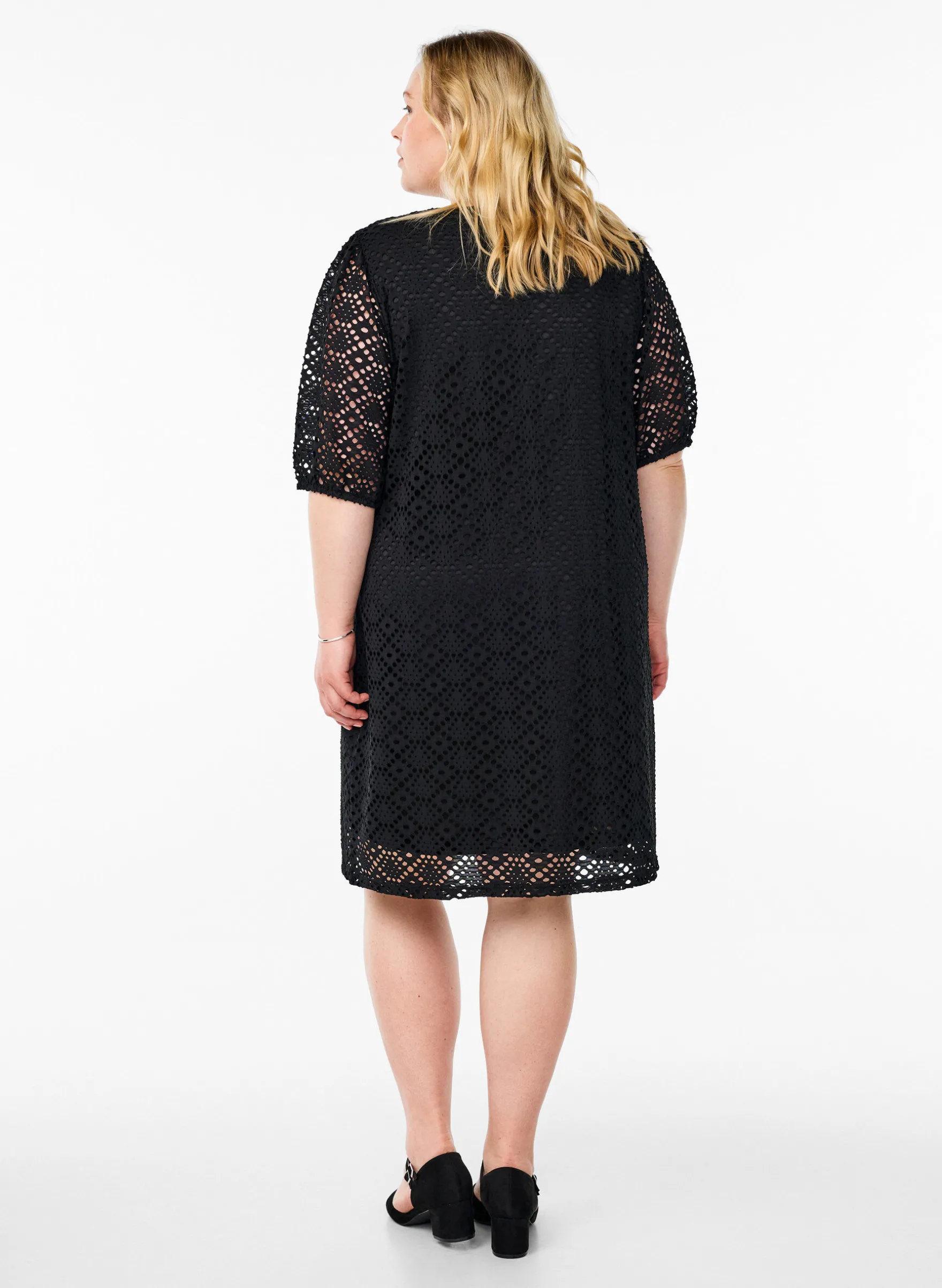 Knielanges Kleid mit Lochmuster und kurzen Ärmeln