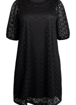 Knielanges Kleid mit Lochmuster und kurzen Ärmeln