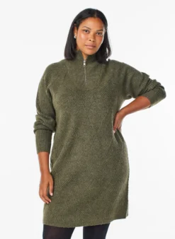 Knielanges Strickkleid mit hohem Kragen