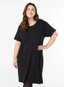 Knielanges Strickkleid mit kurzen Ärmeln.