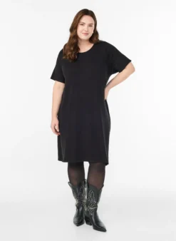 Knielanges Strickkleid mit kurzen Ärmeln.