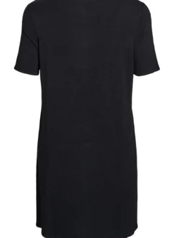 Knielanges Strickkleid mit kurzen Ärmeln.