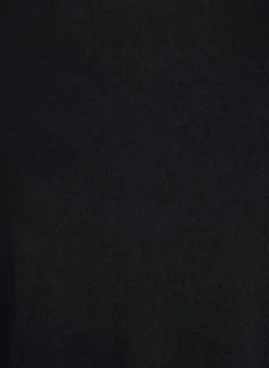 Knielanges Strickkleid mit kurzen Ärmeln.