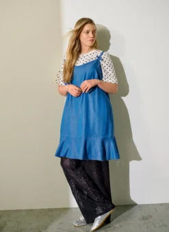 Knielanges Trägerkleid aus TENCEL™ Lyocell in Denim-Optik