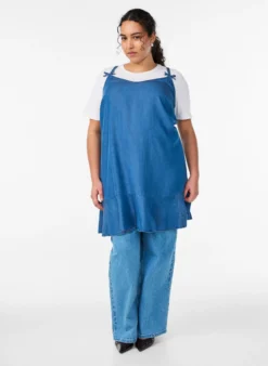 Knielanges Trägerkleid aus TENCEL™ Lyocell in Denim-Optik