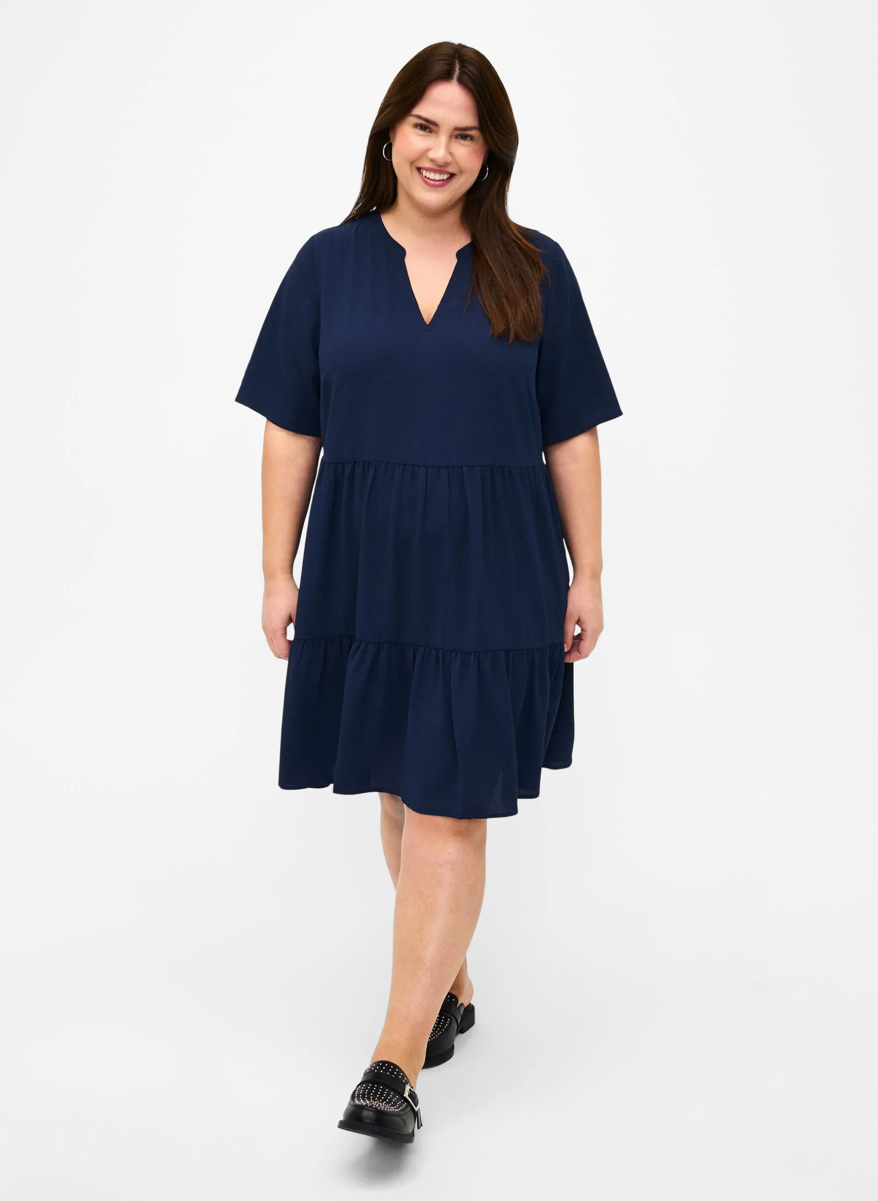 Kurzarmkleid in A-Linienform mit Schnittlinien