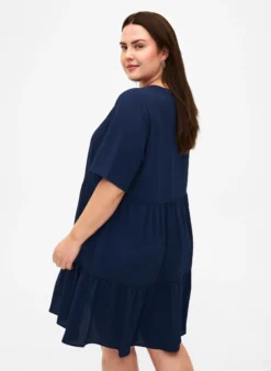 Kurzarmkleid in A-Linienform mit Schnittlinien