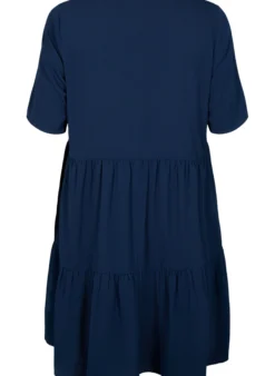 Kurzarmkleid in A-Linienform mit Schnittlinien