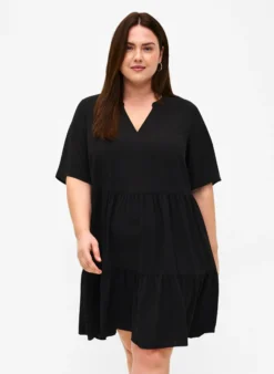 Kurzarmkleid in A-Linienform mit Schnittlinien