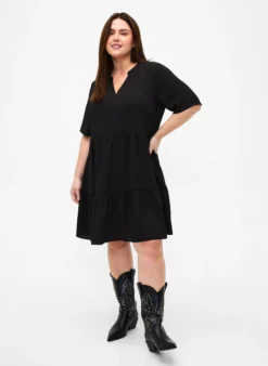 Kurzarmkleid in A-Linienform mit Schnittlinien