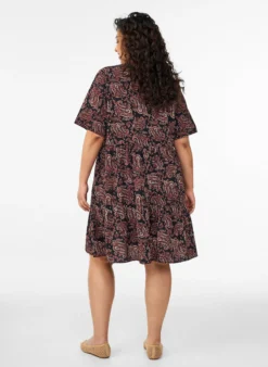 Kurzarmkleid mit A-Linie und Teilungsnähten