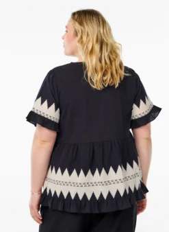 Kurze Bluse mit Rüschen und Grafikmuster