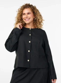 Kurze Jacke mit goldfarbenen Knöpfen