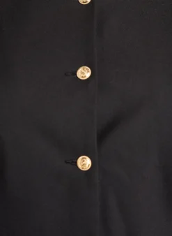 Kurze Jacke mit goldfarbenen Knöpfen